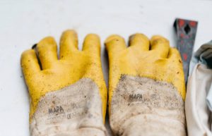 انتخاب دستکش ایمنی مناسب باید متناسب با کارایی و نیاز محیط کار باشد