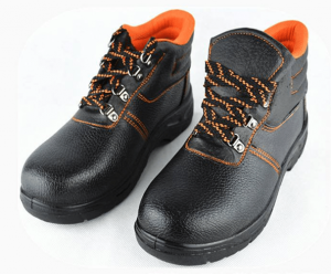 کفش ایمنی پنجه فولادی یکی از مستحکم‌ترین کفش‌ها در محیط کار است