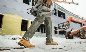 لازم است در محیط‌های کاری در معرض هوای سرد از کفش ایمنی محافظ سرما استفاده شود